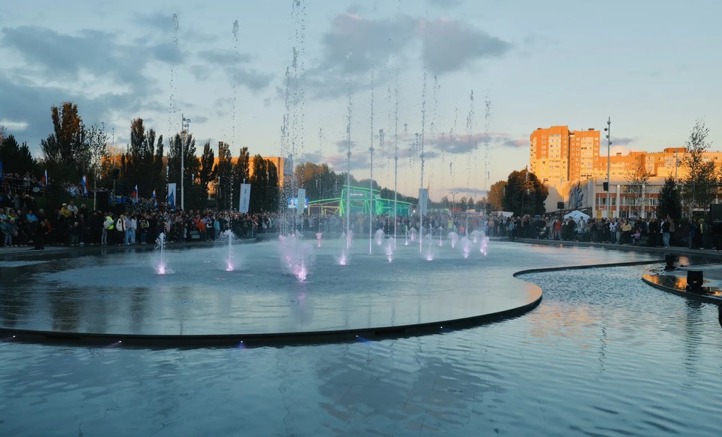 Главное украшение Тольятти зажгло огни: на Центральной площади открыли светомузыкальный фонтан!